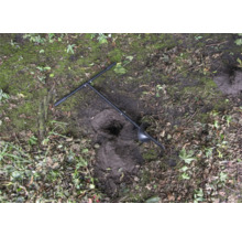 Jordborr används på en trädgårdsjord