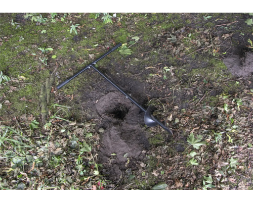 Jordborr används på en trädgårdsjord