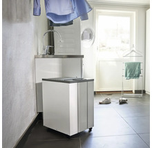 Tvättstuga med handfat, tvättmaskin och torkställning