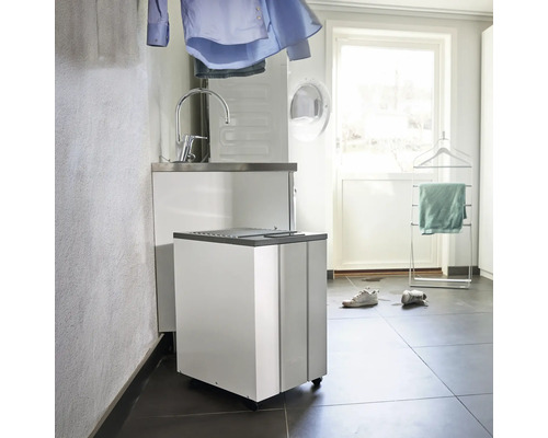 Tvättstuga med handfat, tvättmaskin och torkställning