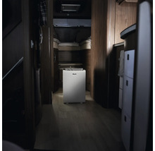 Portabel luftavfuktare i en husbil med träinredning