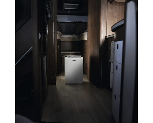 Portabel luftavfuktare i en husbil med träinredning