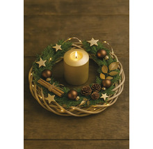 Dekorativ adventskrans med ljus, grangrenar, stjärnor, julgranskulor, kottar, gyllene blad, kanelstänger och ljusslinga