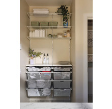 Tvättskåp med trådkorgar och hyllor för förvaring av tvätt och andra föremål.