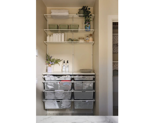 Tvättskåp med trådkorgar och hyllor för förvaring av tvätt och andra föremål.