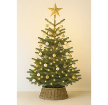 Dekorerad julgran med stjärna, kulor och ljusslinga i en flätad korg