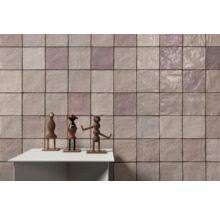 Kakelvägg med leksaksfigurer på ett bord