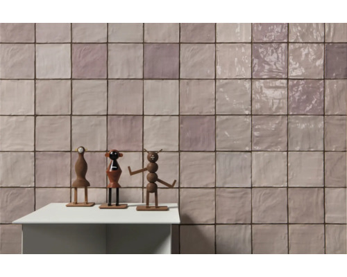 Kakelvägg med leksaksfigurer på ett bord