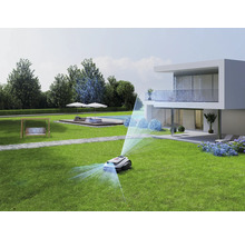 Robotgräsklippare i arbete i en modern trädgård med hus, pool och gunga