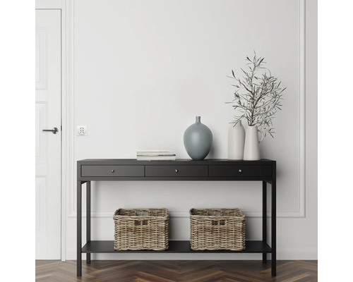 Svart konsolbord med lådor, vaser och korgar