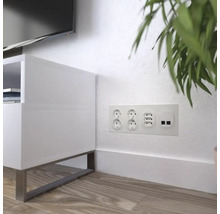 Infälld kapsling med uttag och nätverksanslutningar i ett vardagsrum