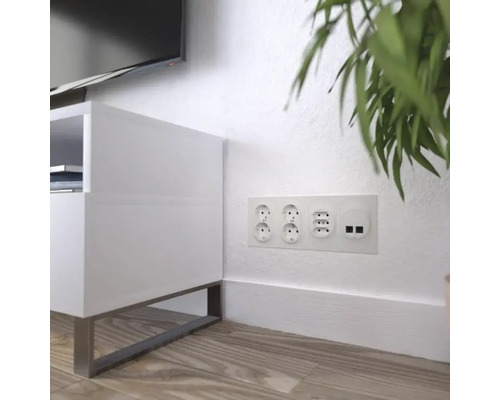 Infälld kapsling med uttag och nätverksanslutningar i ett vardagsrum