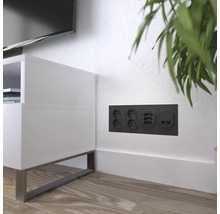 Vägginstallation med uttag och antennanslutning bredvid ett TV-skåp.