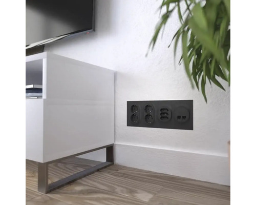 Vägginstallation med uttag och antennanslutning bredvid ett TV-skåp.