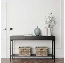 Svart konsolbord med lådor, vaser och korgar i rotting i ett ljust rum.