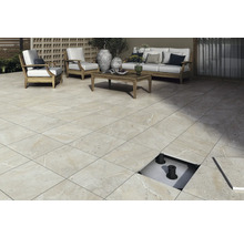 Terrass med plattor på ställbara fötter med möbler