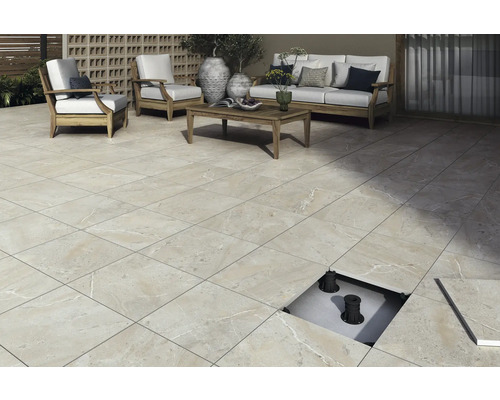 Terrass med plattor på ställbara fötter med möbler