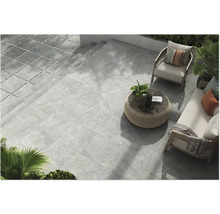 Terrass med grå klinkerplattor och trädgårdsmöbler