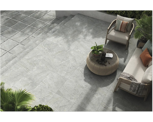 Terrass med grå klinkerplattor och trädgårdsmöbler