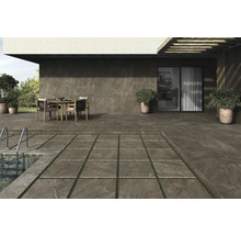 Uteplats med terrassplattor, pool, sittgrupp och plantering