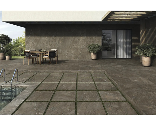 Uteplats med terrassplattor, pool, sittgrupp och plantering