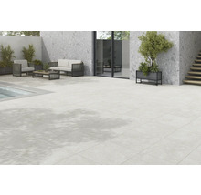 Terrass med plattor, sittgrupp och planteringskärl