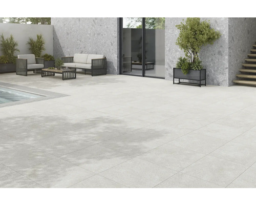 Terrass med plattor, sittgrupp och planteringskärl