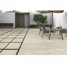 Utomhusområde med golvplattor, matbord och växter