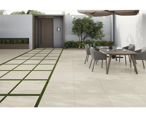 Utomhusområde med golvplattor, matbord och växter