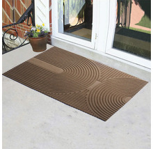 Dörrmatta med cirkelformat mönster framför en ytterdörr