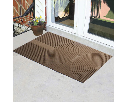 Dörrmatta med cirkelformat mönster framför en ytterdörr