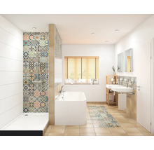 Badrum med dusch, badkar, handfat och mönstrade kakelplattor