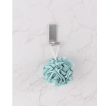 En badsvamp hänger på en krok.