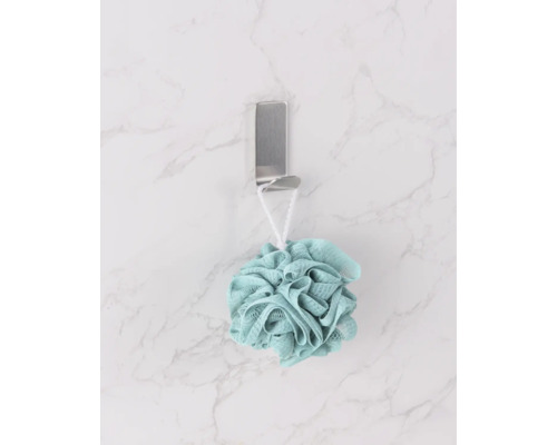 En badsvamp hänger på en krok.