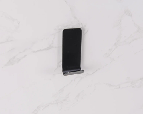 Svart handdukskrok i metall för badrummet