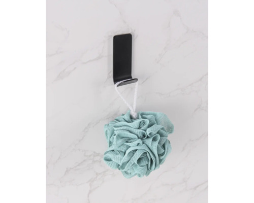 Badrumstillbehör: badsvamp på svart krok