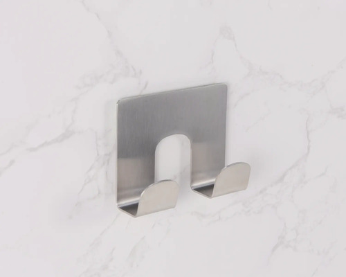 Väggfäste i metall med två krokar