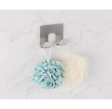 Toppvy av handdukshängare i rostfritt stål med badsvampar på en marmorvägg