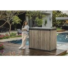 Trädgårdsförvaringslåda i trälook bredvid en kvinna på en terrass