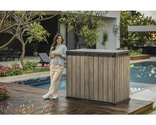 Trädgårdsförvaringslåda i trälook bredvid en kvinna på en terrass