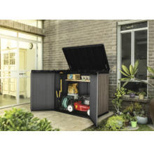 Öppet trädgårdsskåp med trädgårdsredskap och gräsklippare