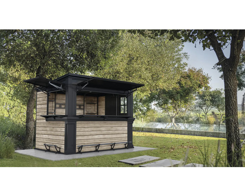 Trädgård med en utomhusbar i trä och metall