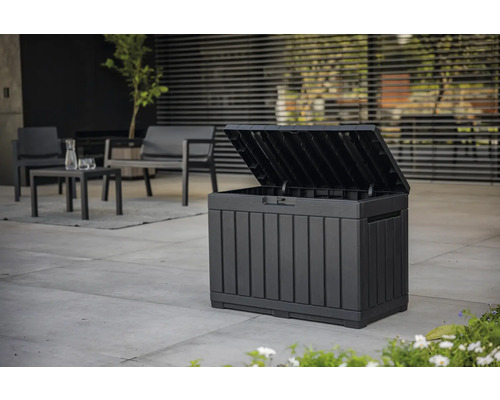 Öppen, svart förvaringsbox i plast för utomhusbruk