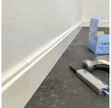 Installation av golvlister med hammare och verktyg