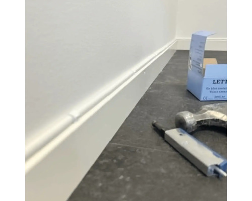 Installation av golvlister med hammare och verktyg