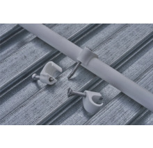 Rör med rörklammer och skruvar på metallunderlag