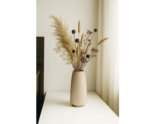 Dekorativa torkade blommor i en vas