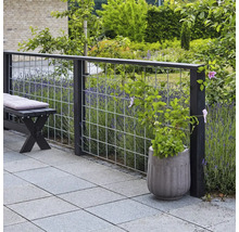 Terrass med bänk, insynsskydd och blomlåda