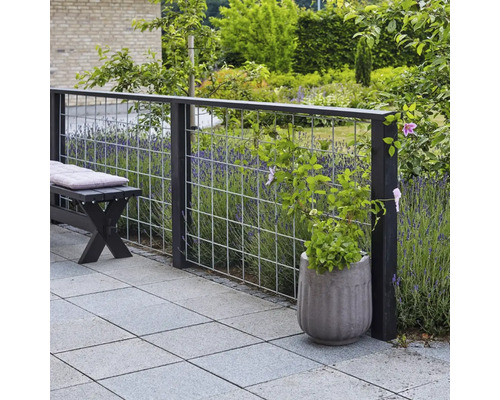 Terrass med bänk, insynsskydd och blomlåda