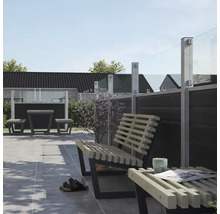 Trädgårdsscen med sittgrupp, bänk och stängselelement